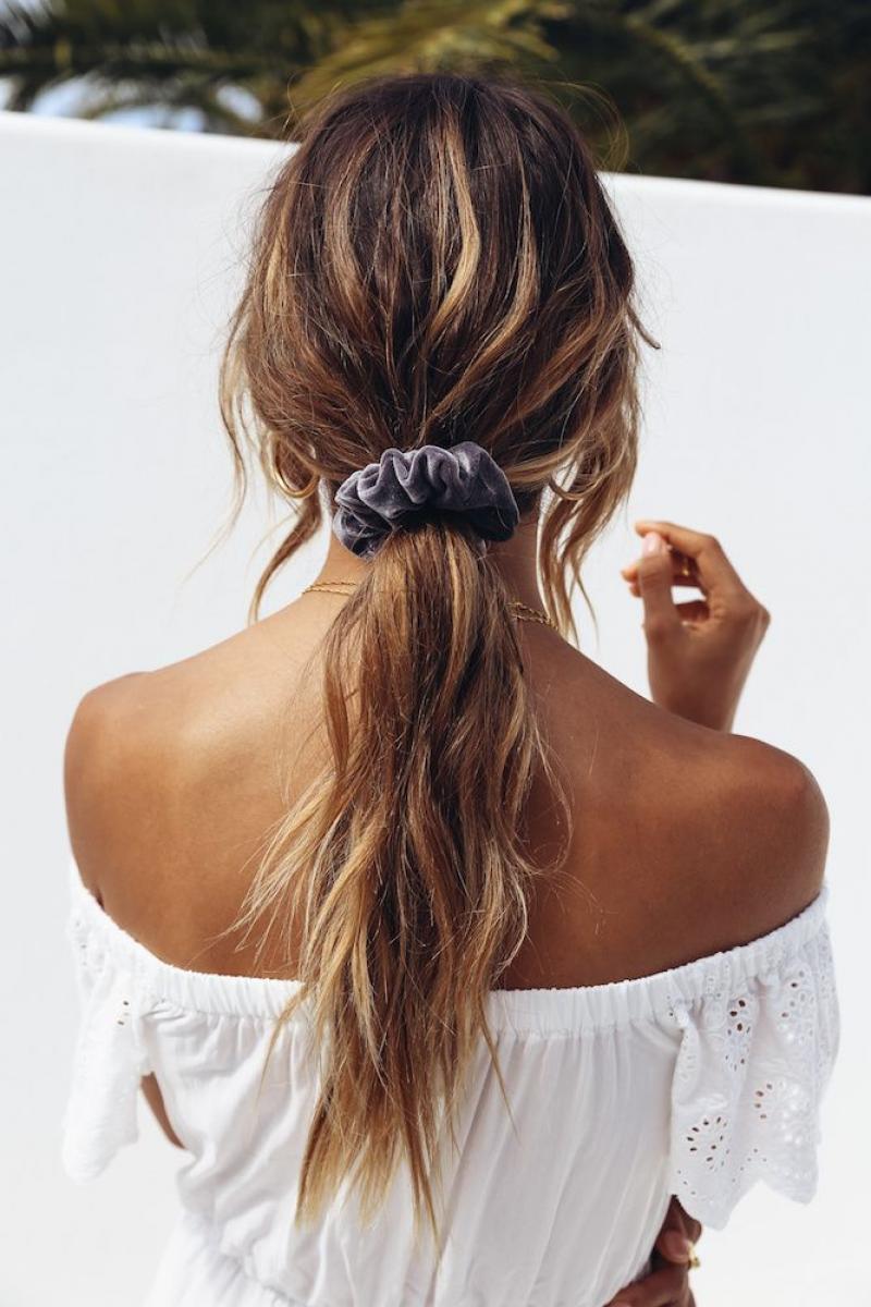 How To Wear Scrunchies Without Feeling Like You've Popped Straight Outta The 90's (17)